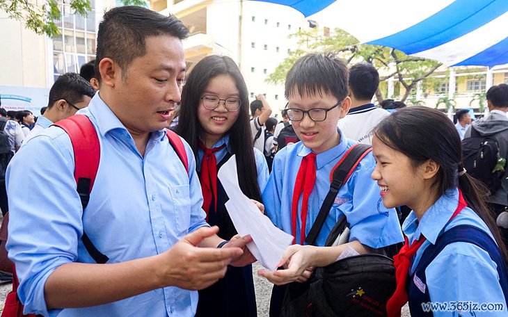 2.200 học sinh tranh tài 'giải toán trên máy tính cầm tay': đi thi như đi hội - Ảnh 1.